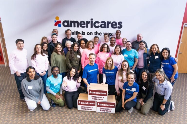 Voluntarios de Americares empacan kits de emergencia para honrar el Giving Tuesday