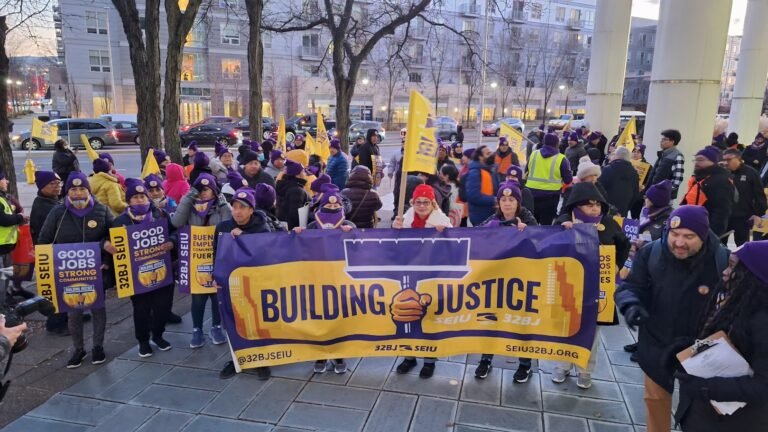 Cientos de limpiadores de edificios piden a Alcaldesa y sus aliados un contrato sindical justo