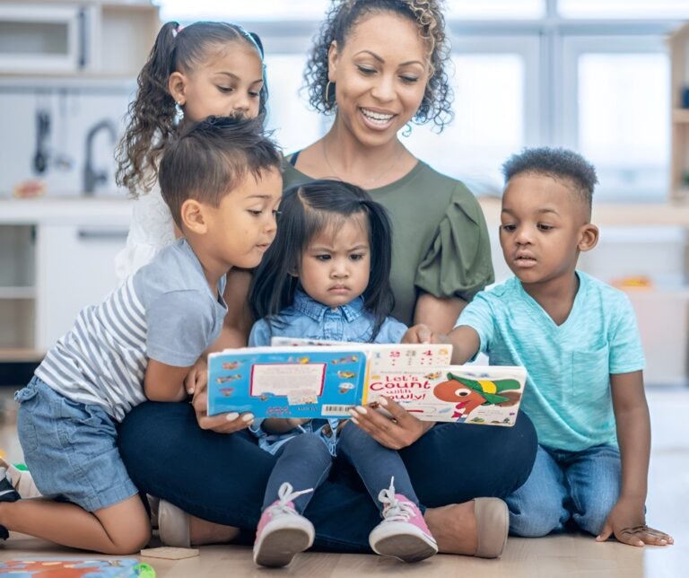 Lanzan primer programa para capacitar a trabajadores de cuidado infantil en el hogar