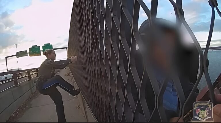 Oficiales rescatan a mujer que pretendía saltar de puente de 100 pies de altura