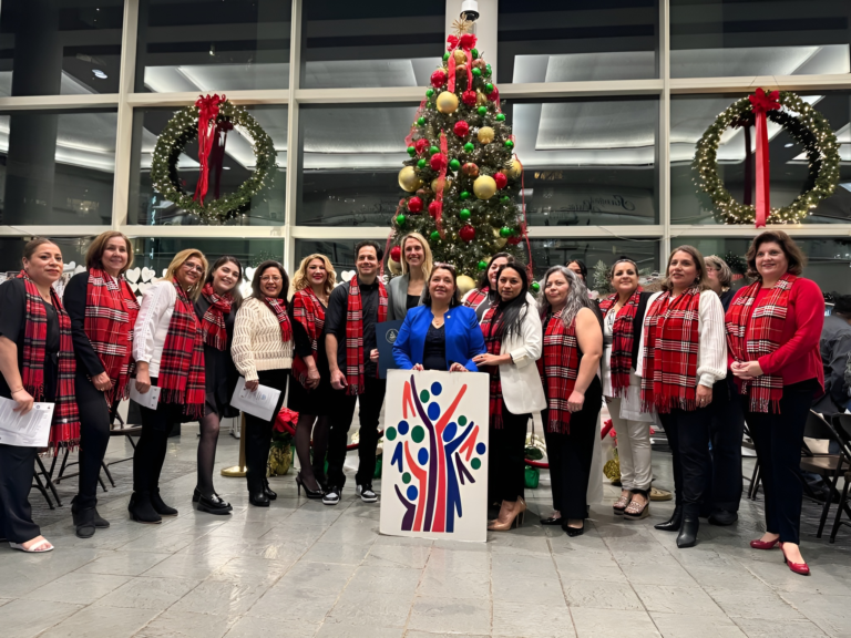 Padres hispanos se gradúan de programa de liderazgo