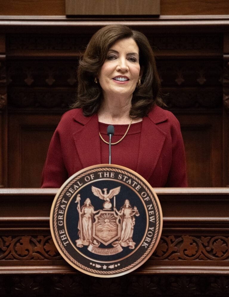 Apoyo para empresarios inmigrantes, entre planes de Gobernadora para fortalecer economía de NY