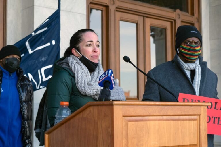 Defensores y legisladores piden fondos para apoyar a más de mil personas sin vivienda