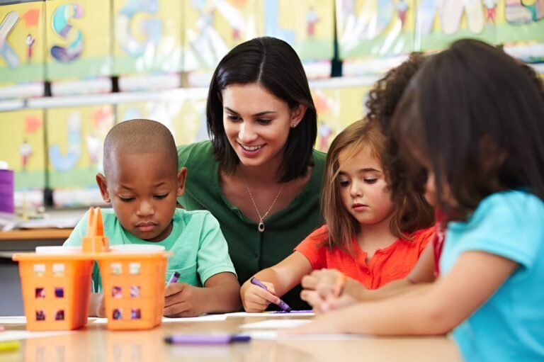 Estado lanza innovador modelo de cuidado infantil para abordar escasez y empoderar a empresarios