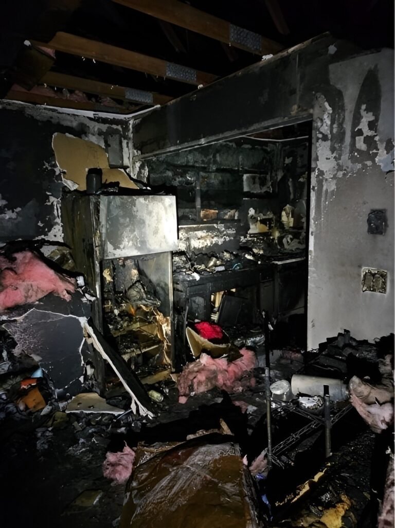 Fuerte incendio daña edificio de apartamentos en Día de Año Nuevo