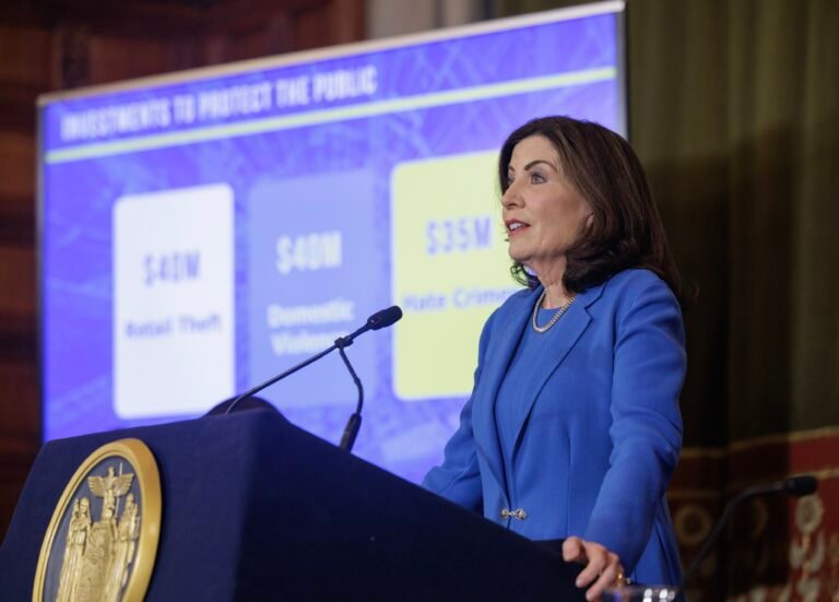 Gobernadora quiere gastar $2 mil 400 millones en inmigrantes en una nueva propuesta presupuestaria