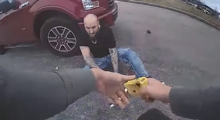 Video muestra a policía estatal disparando a sospechoso de robo que sacó un arma