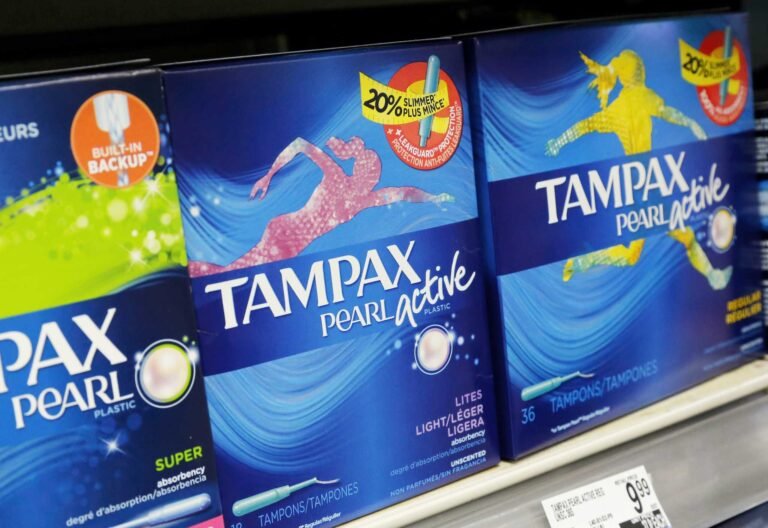 Escuelas ofrecen suministros menstruales gratuitos en una variedad de baños