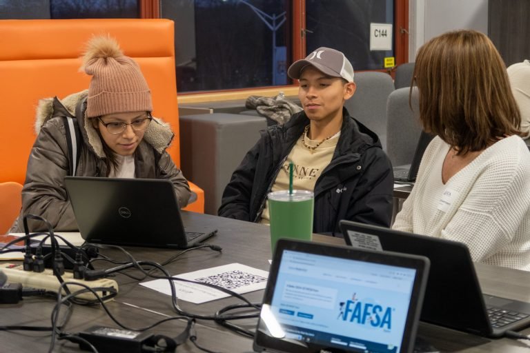Familias inmigrantes enfrentan problemas con la FAFSA