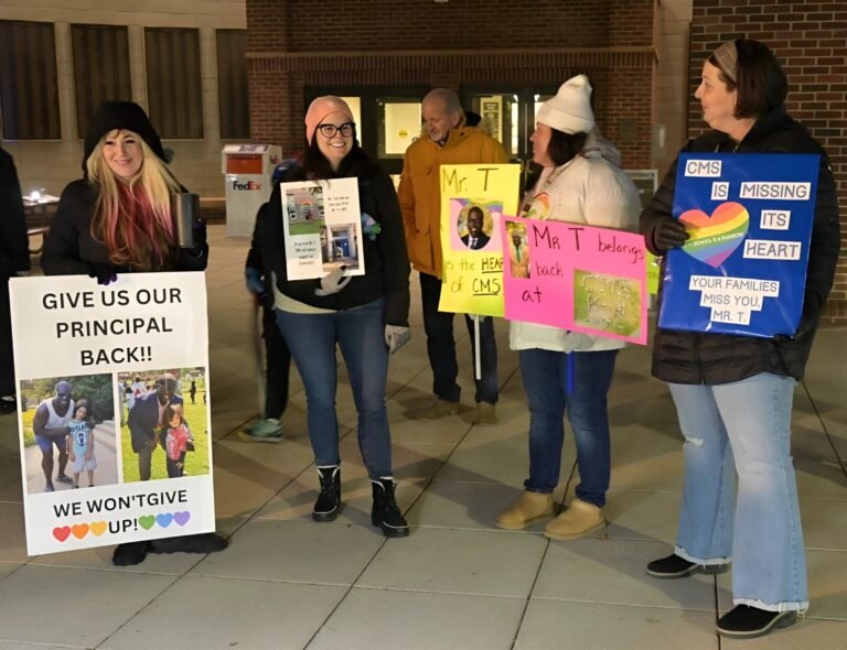 Padres urgen regreso de director de escuela que permanece con licencia remunerada desde hace más de 2 meses