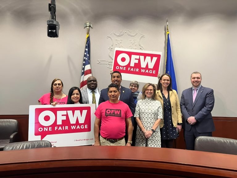 Presionan por salarios dignos para trabajadores que reciben propinas