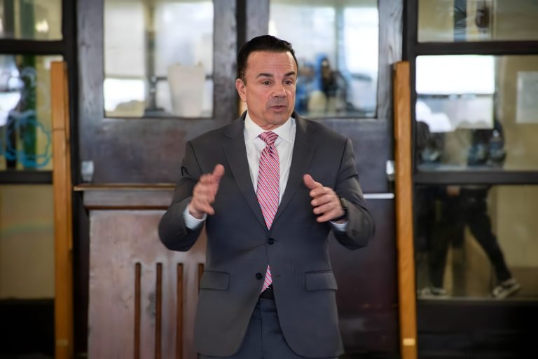 Reeligen a Alcalde en controvertidas elecciones