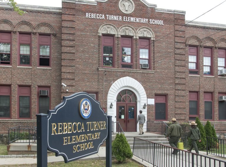 Adolescente apuñalado en patio de escuela primaria