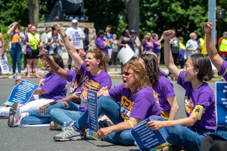 Aumentarán salarios y beneficios para trabajadores domiciliarios
