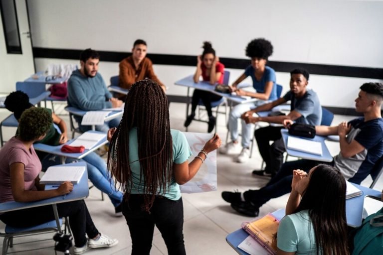 Incrementan estudios latinos en escuelas pero se podría hacer más