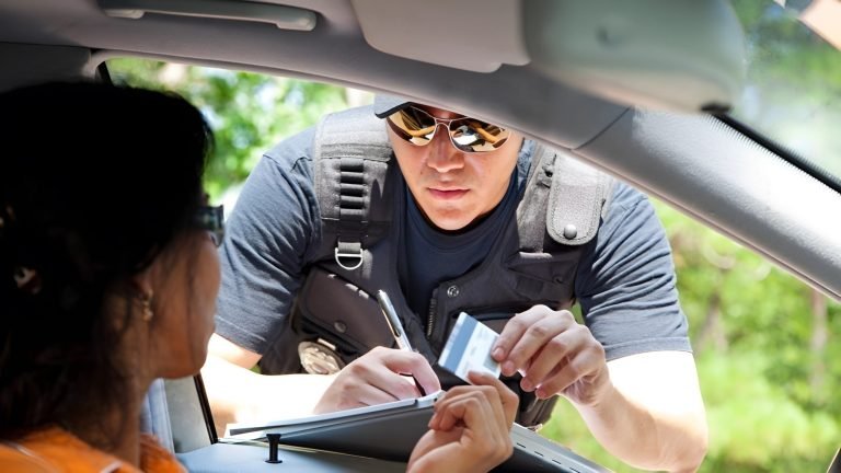 Prohibirían a policía realizar paradas de tráfico secundarias