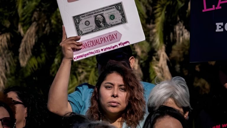 Siguen disparidades salariales contra afroamericanas e hispanas