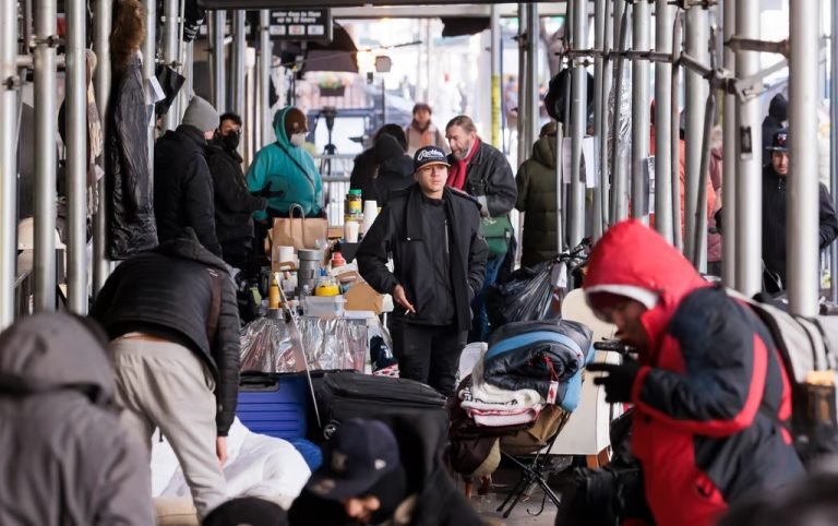 Sólo 2% de inmigrantes acepta boletos gratuitos para dejar NY