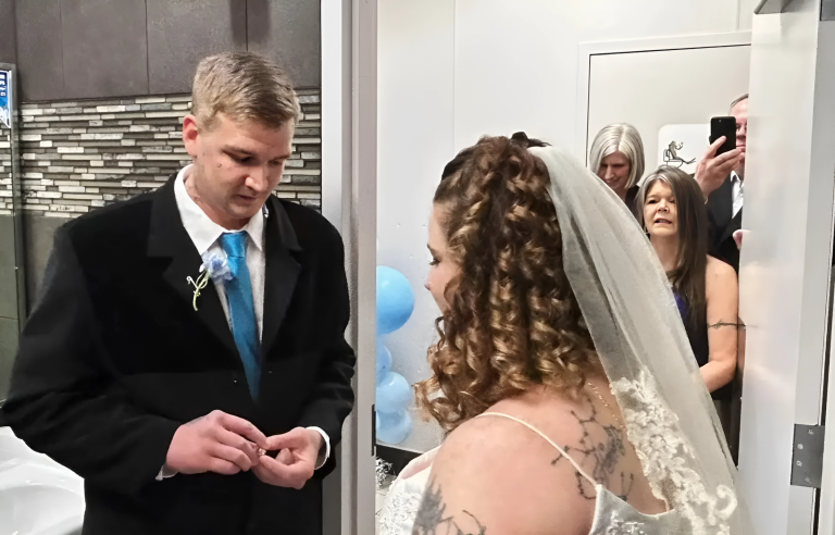 La boda más loca del mundo: Se casaron en el baño de una estación de servicio