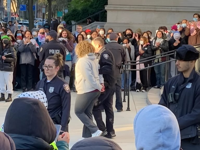 Arrestan a estudiantes tras protestas a favor de Palestina