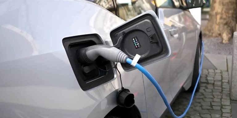 Empresa suspende reembolsos por carga de vehículos eléctricos