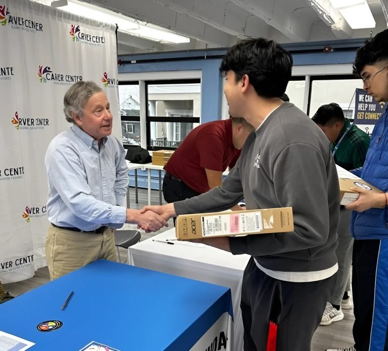 Entregan Chromebooks a estudiantes necesitados