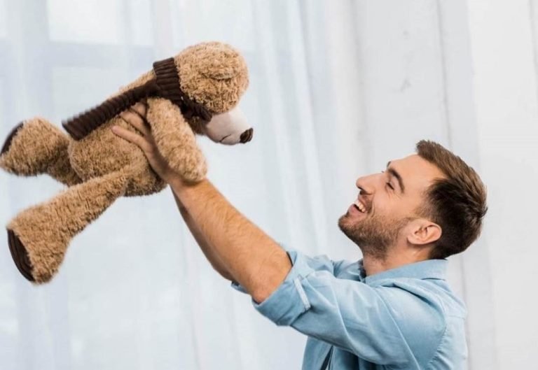 La mujer que está desesperada porque su novio de 40 años es adicto a su oso de peluche