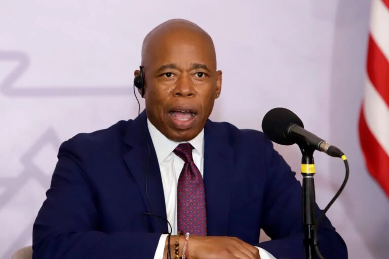 Alcalde propone contratar a inmigrantes como socorristas de piscina y playa