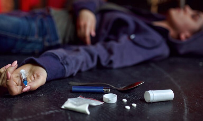 Muertes por sobredosis en EEUU superaron las 100 mil por tercer año consecutivo