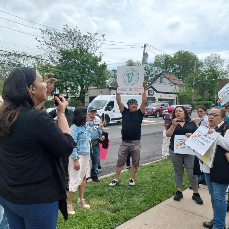 Jornaleros protestan por prohibición de ingresar a estacionamiento de tienda