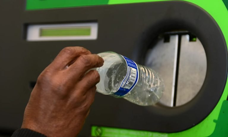 Ley para prohibir estafas de reciclaje de botellas