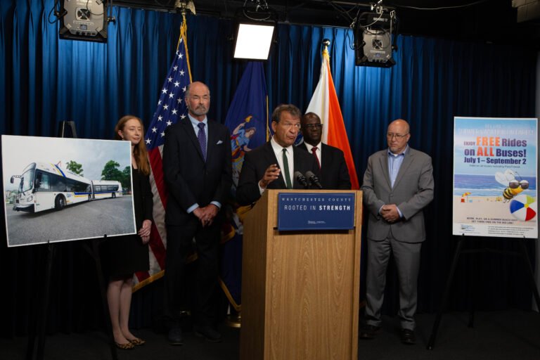 Anuncian viajes gratuitos en servicio de autobús durante el verano