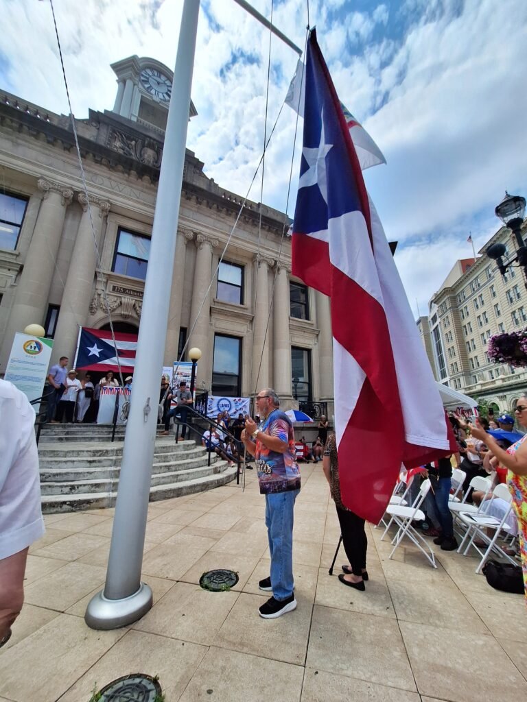 Fervor y alegría en izamiento de bandera de Puerto Rico