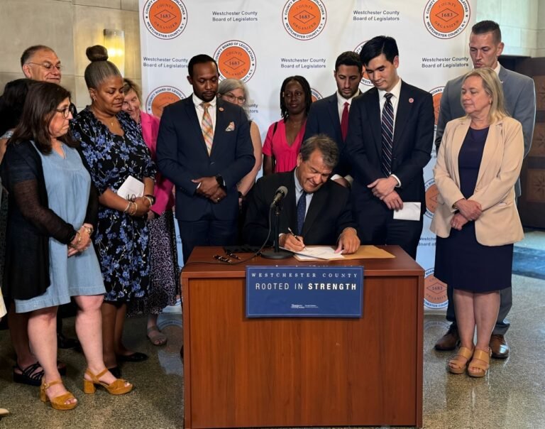 Firman ley de seguridad para sobrevivientes de violencia doméstica