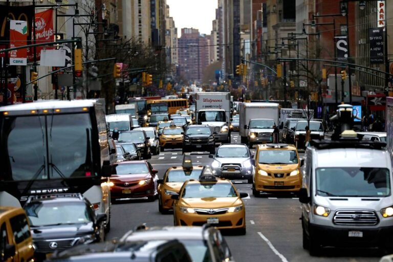 NY suspende plan de tarifas para automóviles por congestionamiento en Manhattan