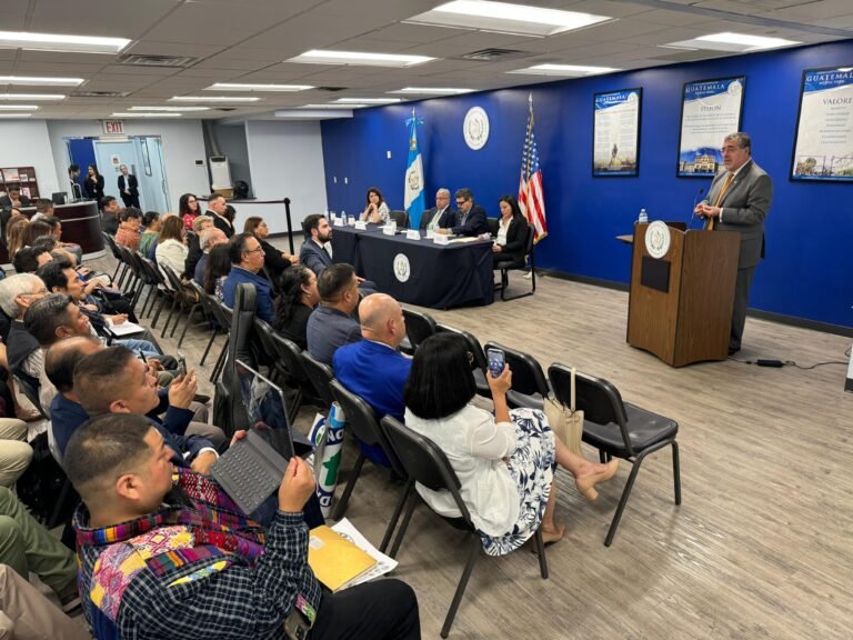 Presidente de Guatemala se reúne en NY con sus connacionales