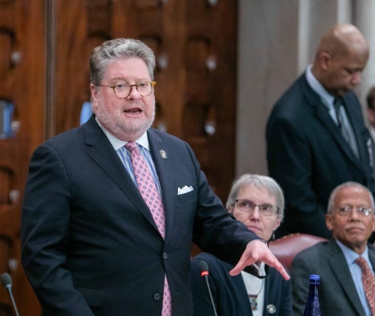 Senador de New York Pete Harckham: “Los republicanos tratan de convertir una crisis humana en un pantano político”