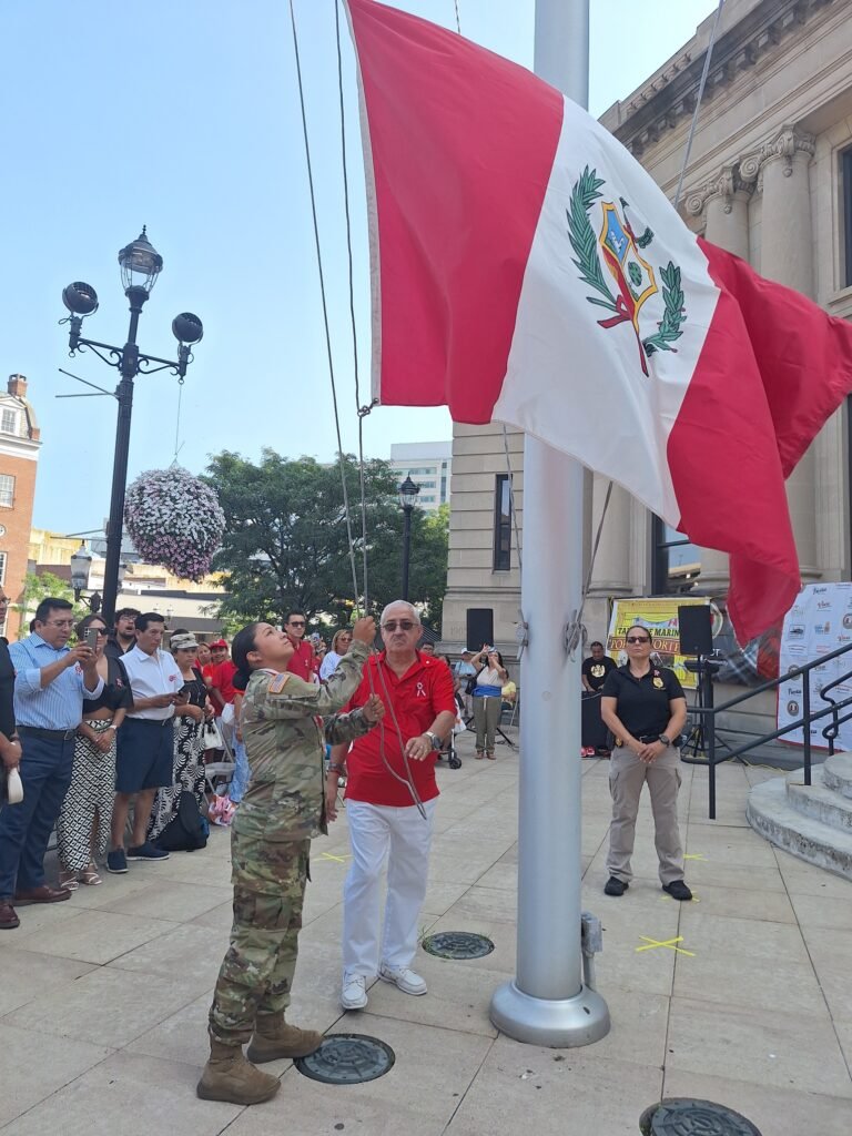 Al son de la marinera, peruanos celebran Día de la Independencia