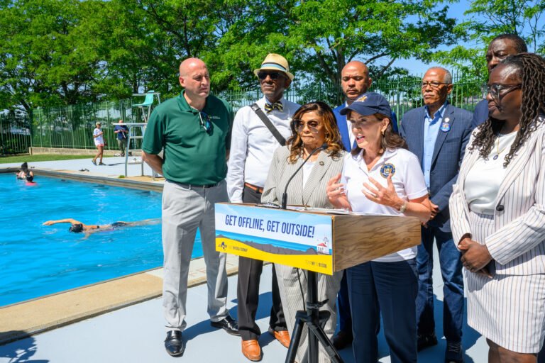 Campaña para instar a familias a disfrutar piscinas gratuitas
