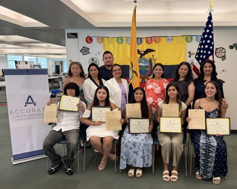 Entregan becas a estudiantes hispanos