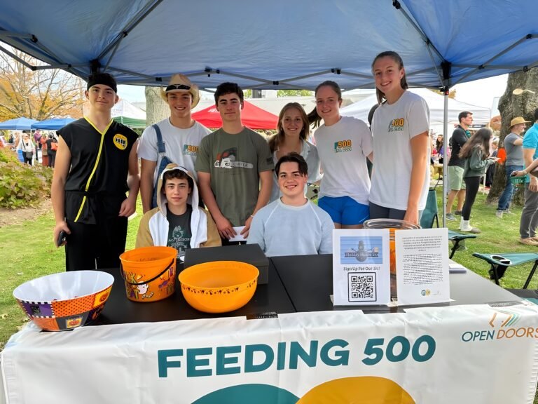 Estudiantes recaudan dinero y alimentos para ayudar a necesitados