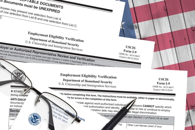 Formularios de inmigración obsoletos enfrentarán rechazo, advierte agencia federal