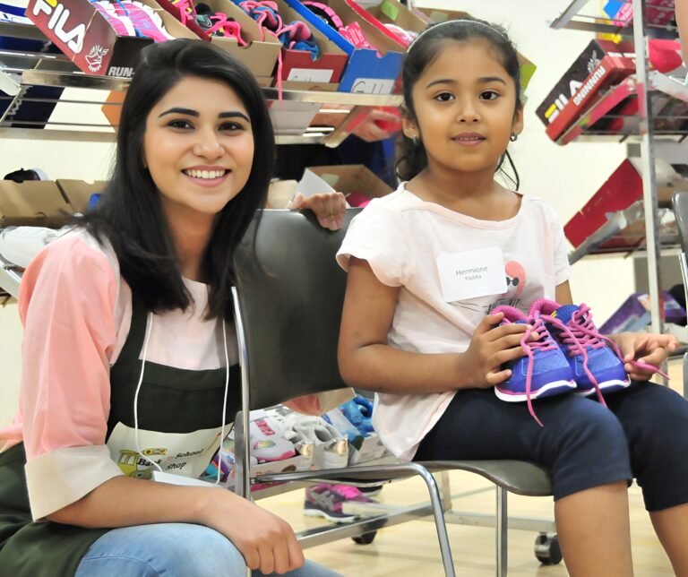 Ropa y útiles gratuitos para niños de bajos ingresos