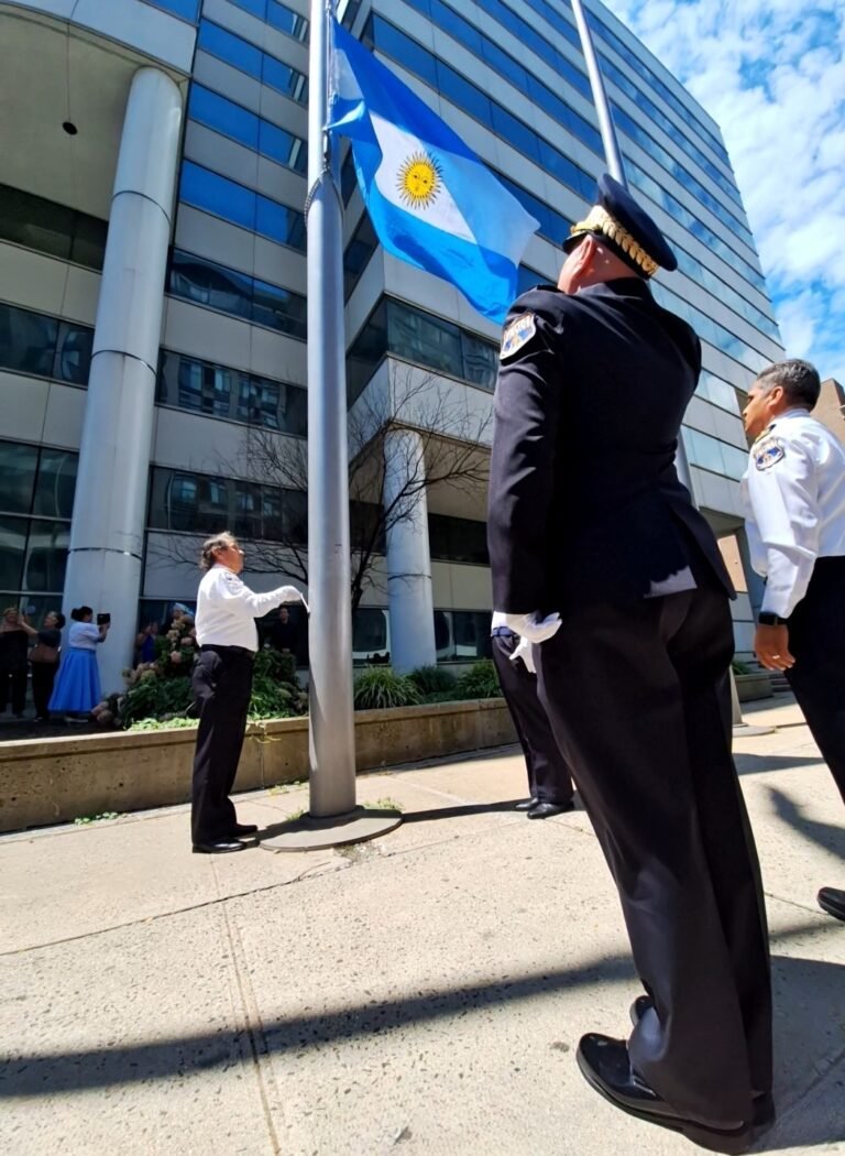 Tangos y fiesta en izamiento de bandera de Argentina