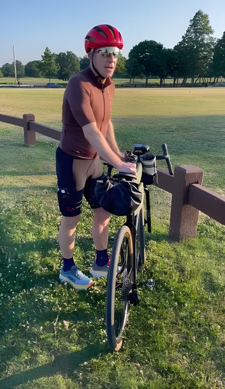 Viaja en bicicleta hasta Oregón para apoyar a organización sin fines de lucro y honrar a su hermano