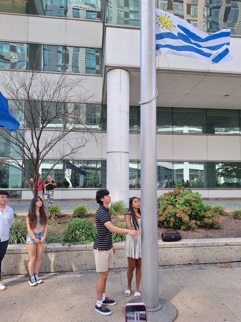 Uruguayos celebran por primera vez Día de la Independencia en Stamford con izamiento de bandera