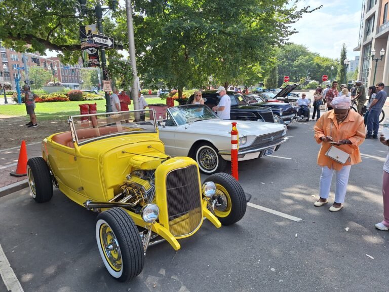 Comunidad disfruta de exhibición de autos clásicos