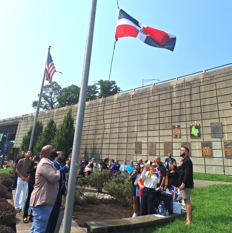 Dominicanos se unen para conmemorar “Día de la Restauración de la Nación” con izamiento de bandera
