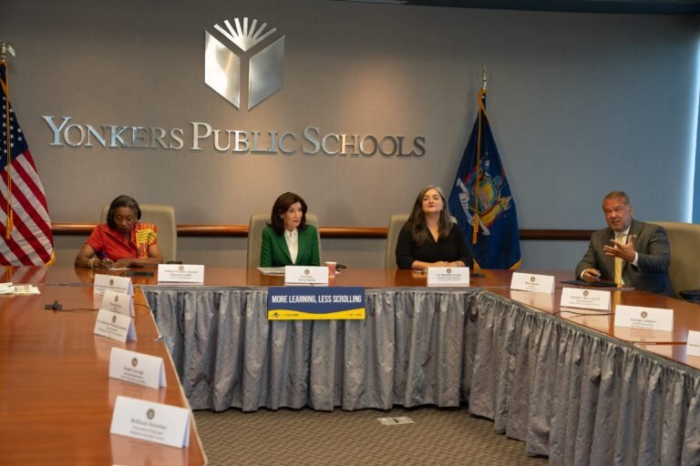 Gobernadora visita Yonkers para hablar sobre prohibición de smartphones en escuelas