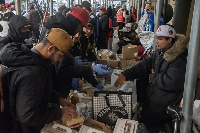 Miles de familias inmigrantes enfrentan desalojo antes de inicio de año escolar
